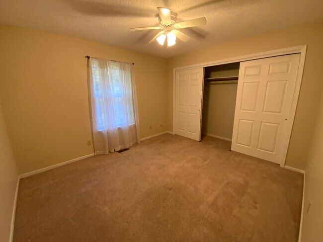 Building Photo - 3 Bedroom 2 Bathroom Duplex