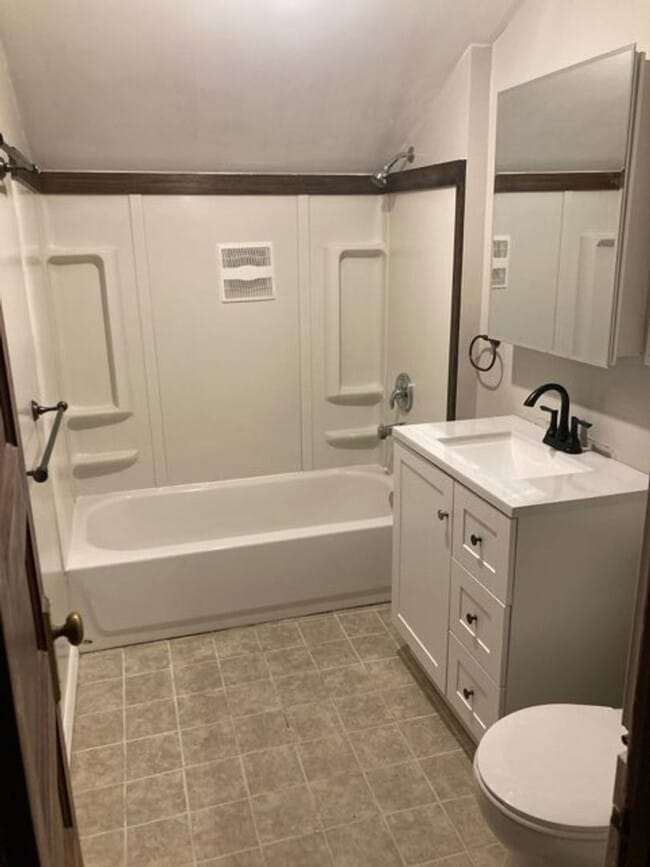 Building Photo - AVAILABLE SEPTEMBER 1st - 2 Bedroom, 1 Bat...