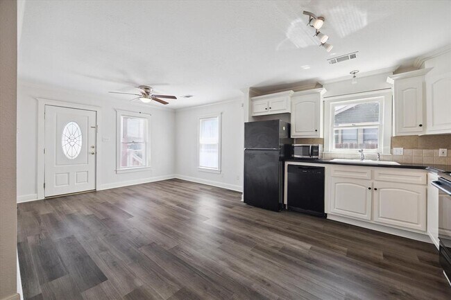 Building Photo - 402 E 29th St