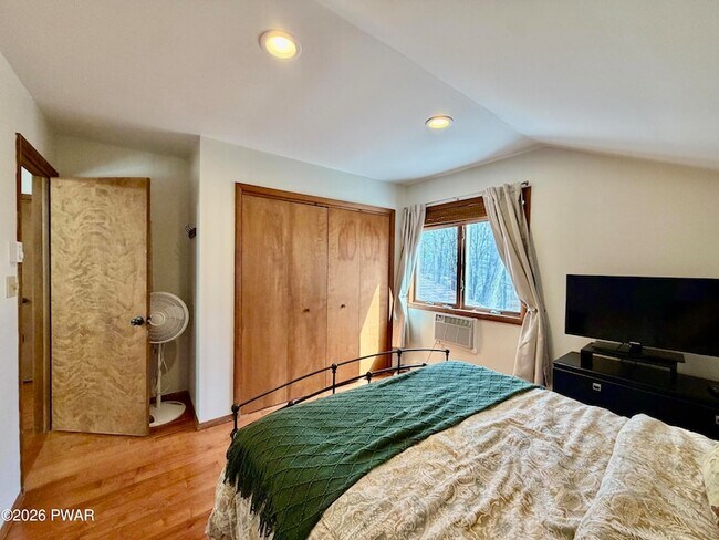 Building Photo - 811 Paddock Ct