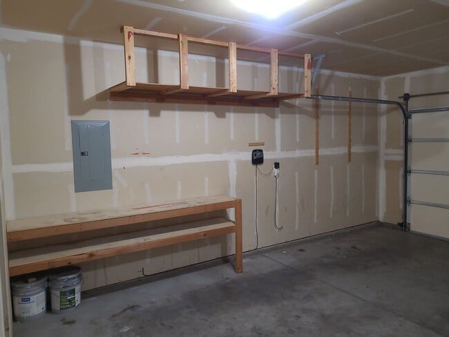 Building Photo - House with Garage & All Appliances