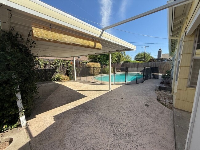 Building Photo - Cozy 2 bedroom 1 bathroom with pool!