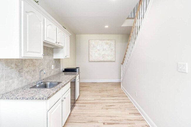 Building Photo - 6 Little Ct