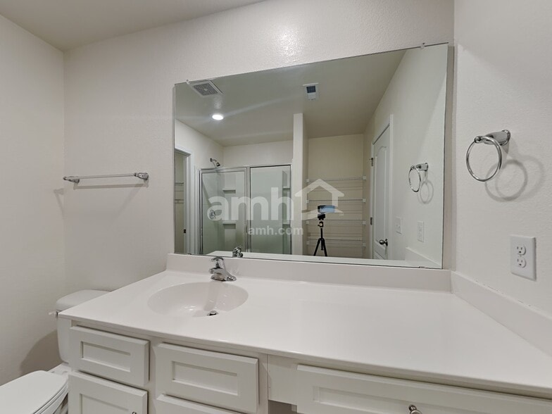 Building Photo - 2065 Southlea Dr