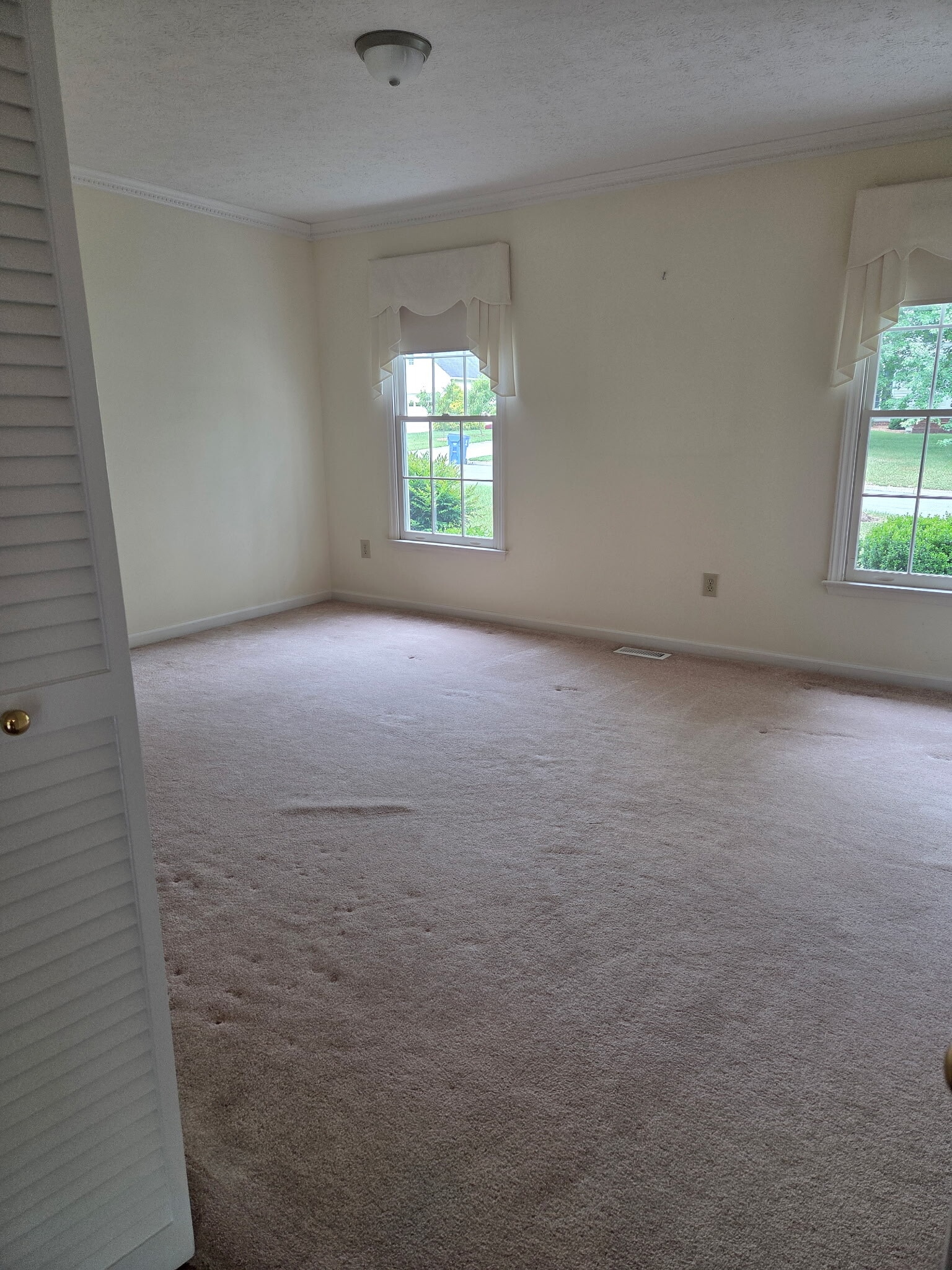 Building Photo - 305 Seminole Dr