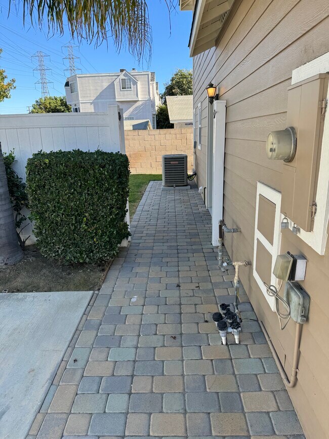 Building Photo - 1711 E 68th St