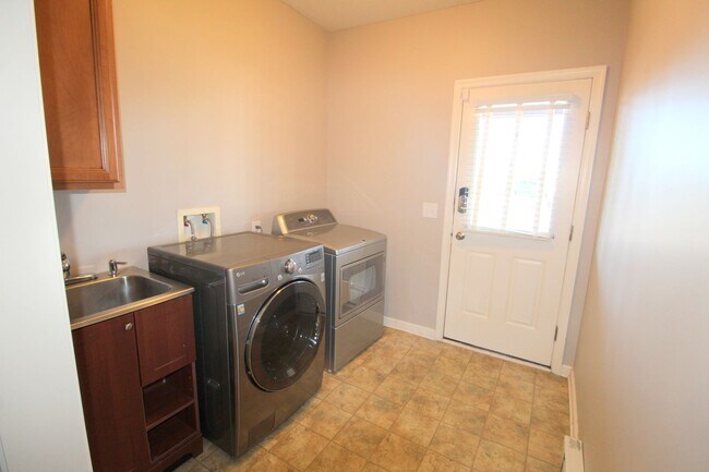 Building Photo - Upscale townhome  with attached garage for rent in the Townes at Bluestone!