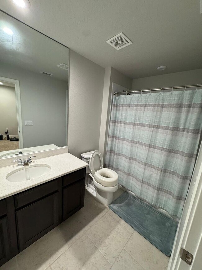 Building Photo - Beautifully maintained 3-bedroom, 2.5-bath townhome