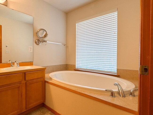 Building Photo - Beautiful 3 bed, 2.5 bath Edmonds Duplex U...
