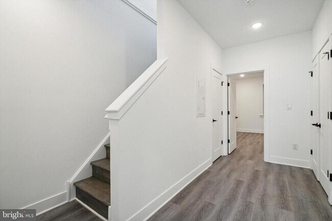 Building Photo - 2248 E Somerset St