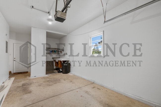 Building Photo - 211 E Meadowlark Rd