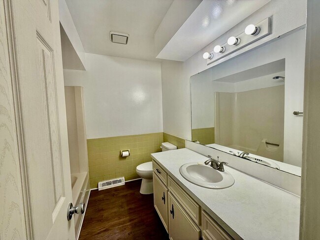 Building Photo - 2 Bedroom Duplex In Wyoming Available December 1st