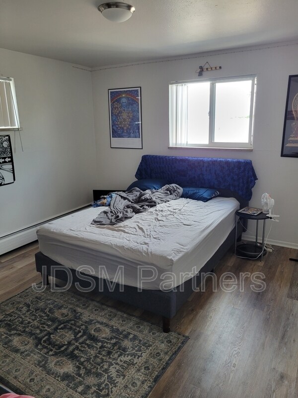 Building Photo - 5605 W Warren Ave