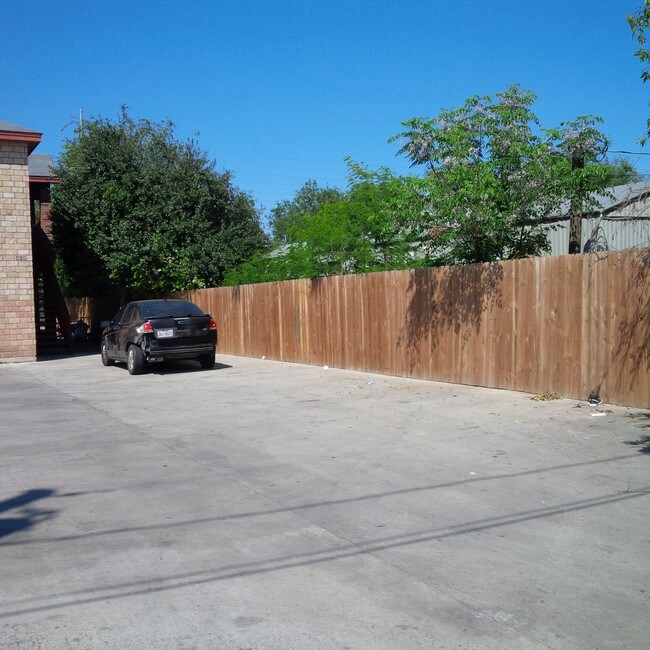 Building Photo - Plum Apartments