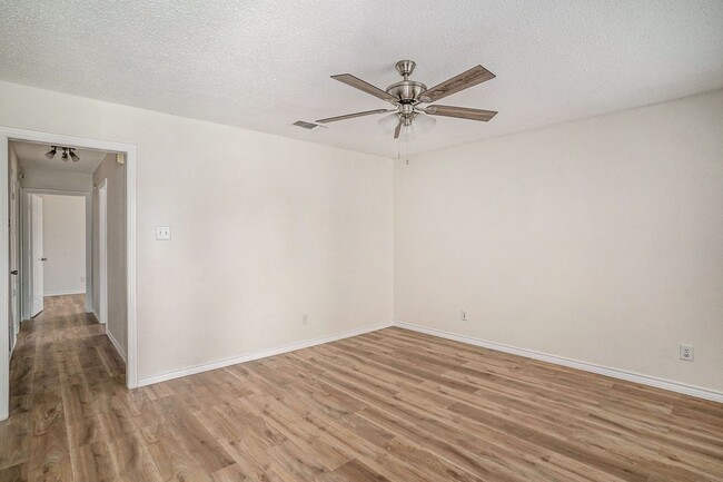 Building Photo - This charming 3-bedroom, 2-bathroom single...