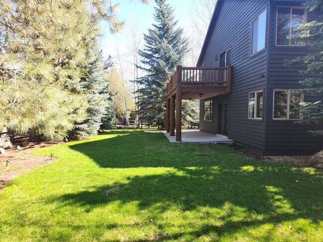 Building Photo - Beautiful Ranch Place Home