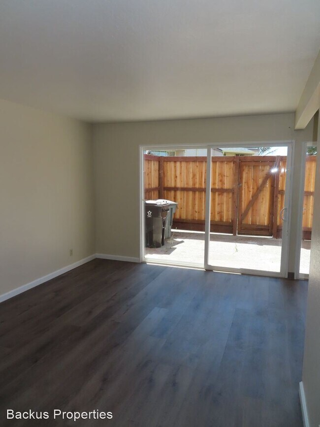 Building Photo - 2 br, 1.5 bath House - 915-7 Acosta Plaza