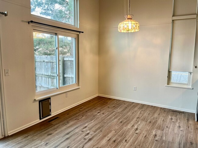 Building Photo - Updated 3 bed 2 1/2 bath  townhome with 2 ...