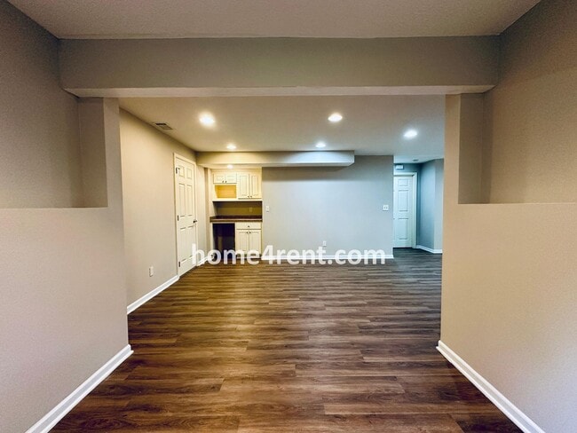Building Photo - Blue Valley Schools, Granite Counters, Fin...