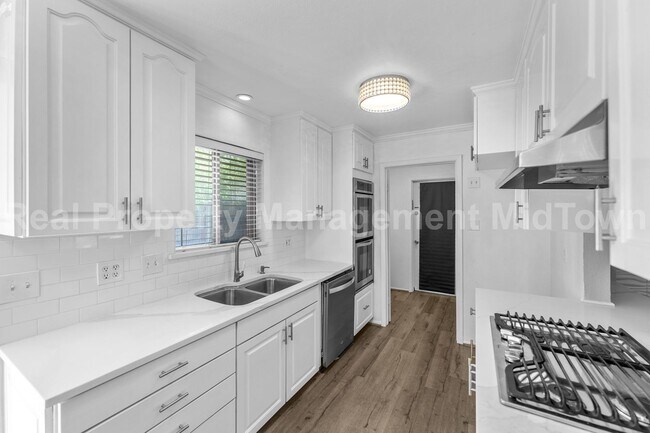 Building Photo - 2827 Blackwood Dr