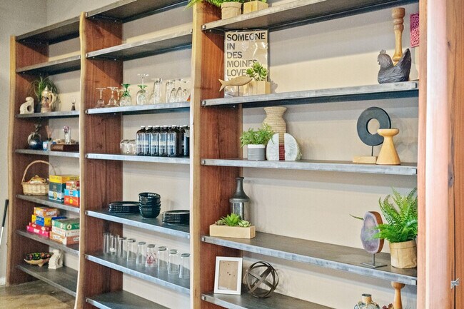 Building Photo - 301 E Walnut St