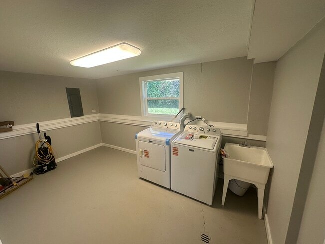 Building Photo - 1301 Lizabeth Ln