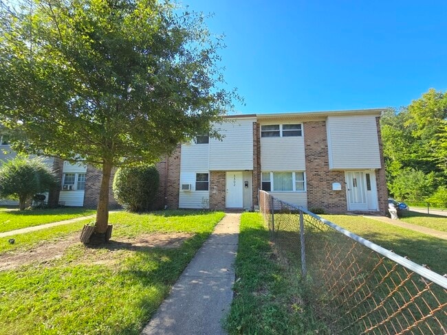 Building Photo - BEAUTIFUL TWO BEDROOM 1.5 BATHROOM APARTME...