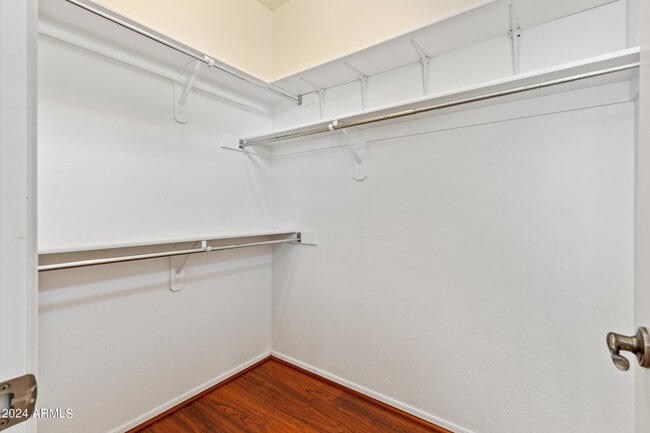 Building Photo - 2256 E Huntington Dr
