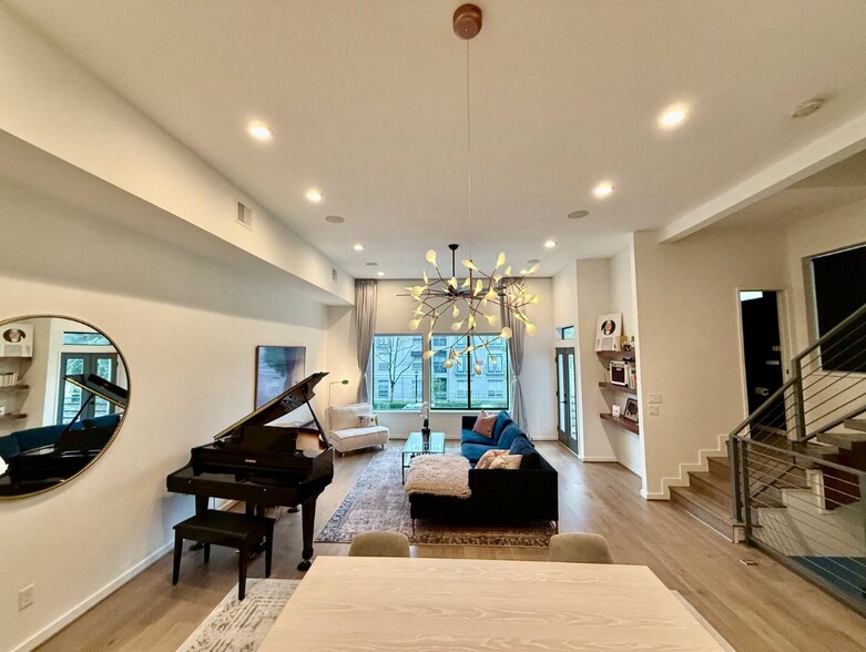 Building Photo - 513 Memorial Heights Dr