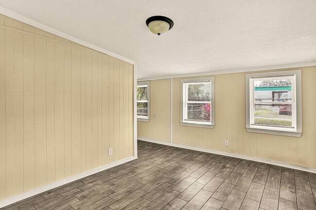 Building Photo - Newly renovated 3 bedroom/1 bathroom home ...