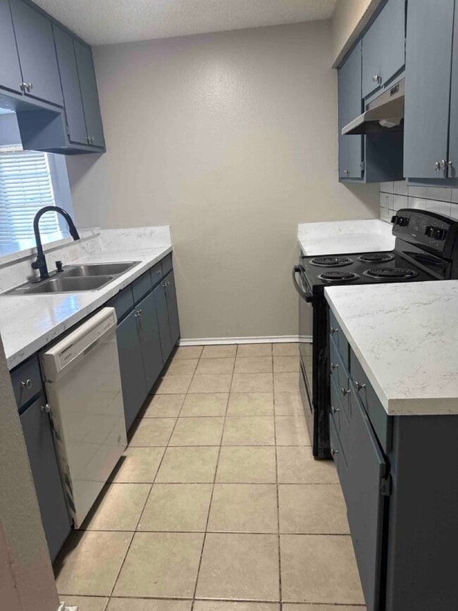 Building Photo - Duplex