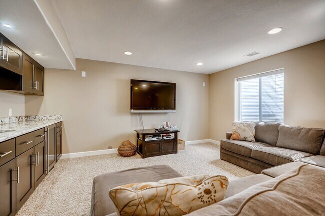 Building Photo - 1020 Ulster St