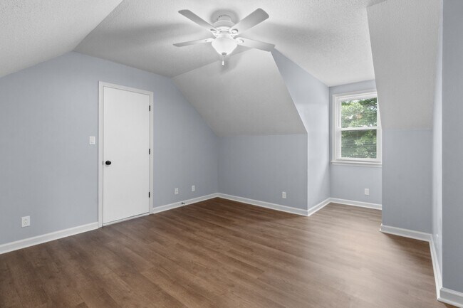 Building Photo - Newly renovated three bedroom home for ren...