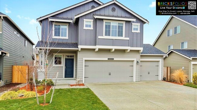 Building Photo - 5 BEDROOMS | A/C | 3-CAR GARAGE | FENCED BACKYARD | 2,780 SQ. FT. | CONVENIENT TO JBLM