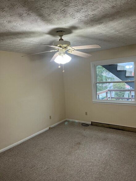 Building Photo - 889 Ivy Ave