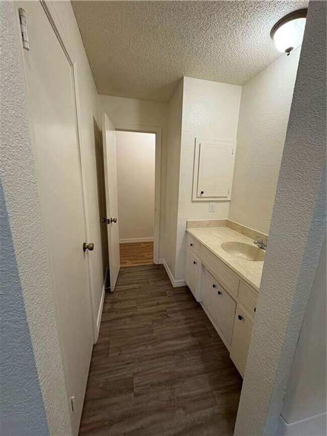 Building Photo - Spacious 4 bedroom, 2.5  bath house near B...