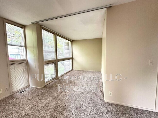 Building Photo - 1631 N 109th Plz
