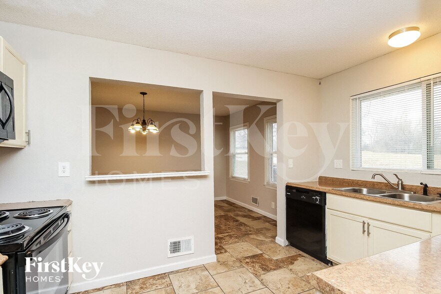 Building Photo - 6007 E 150th St