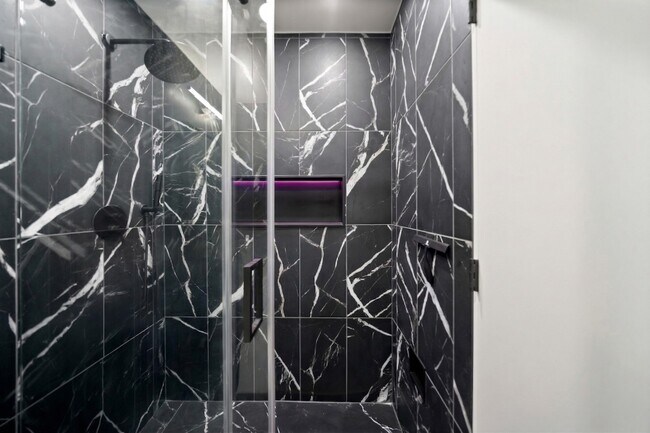 Building Photo - 2101 Fountain View Dr