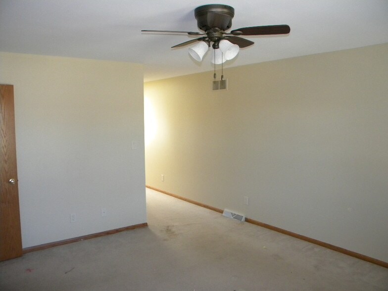 Building Photo - 475 Overland Trl