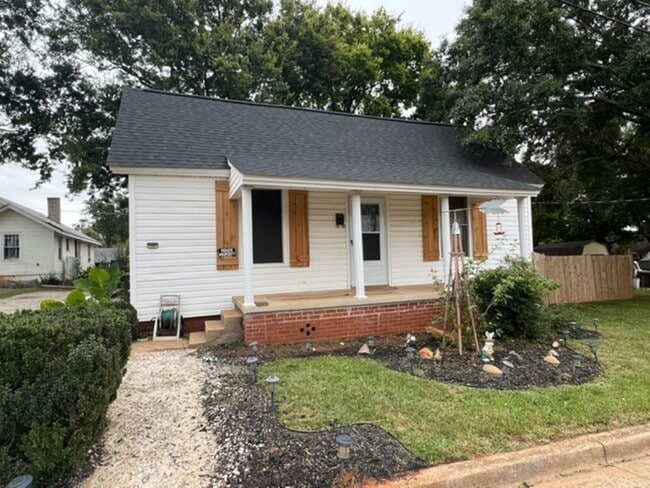 Building Photo - Cute home in Victor Mill in Greer. Rocking chair front porch, 2 bedrooms, 1 full bath with Hardwo...