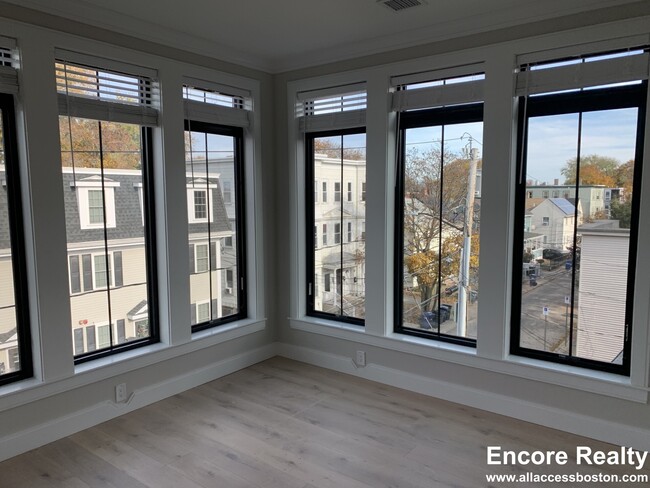 Building Photo - 157 Everett St