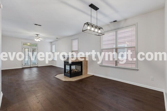 Building Photo - 1250 Island Pl E