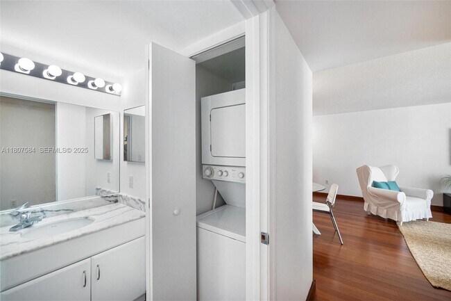 Building Photo - 1200 Brickell Bay Dr