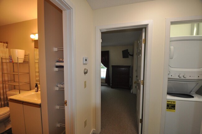 Building Photo - 181 Riverside Townhouses Rd