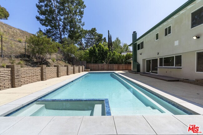 Building Photo - 3062 Arrowhead Dr