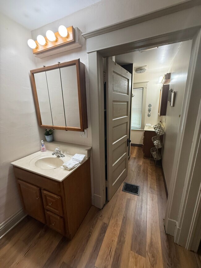 Building Photo - 33 Maple Ave