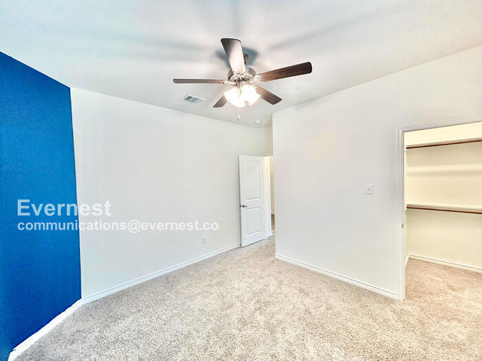 Building Photo - 2462 San Marcos Dr