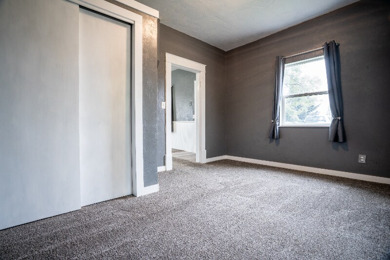 Building Photo - 41 Riverside Rd S