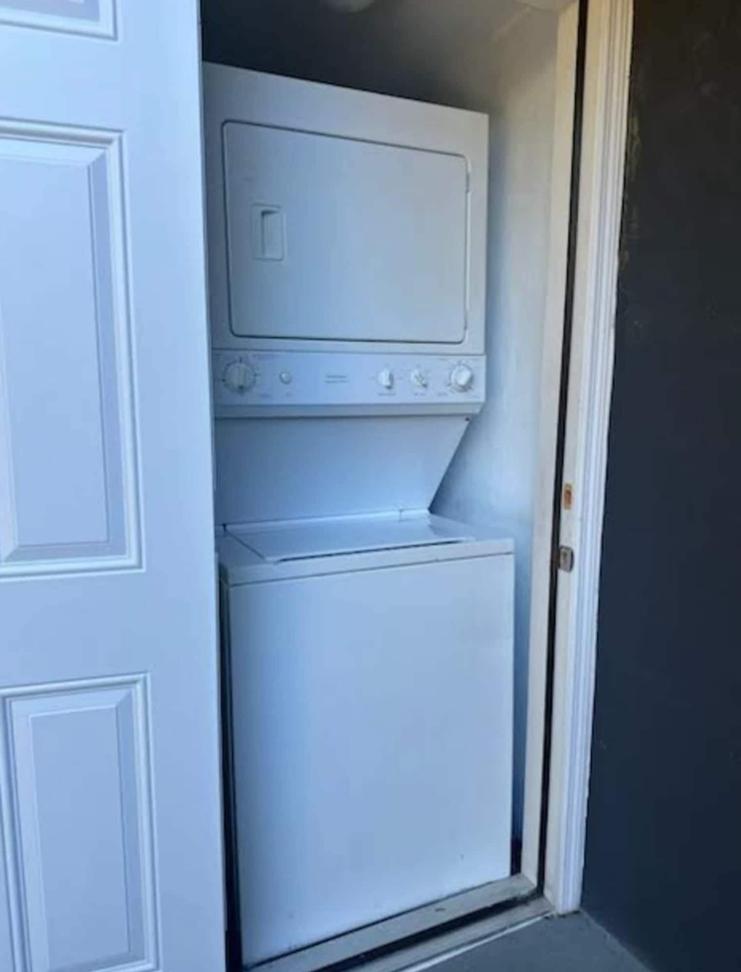 Building Photo - 1007 E Comanche Ave